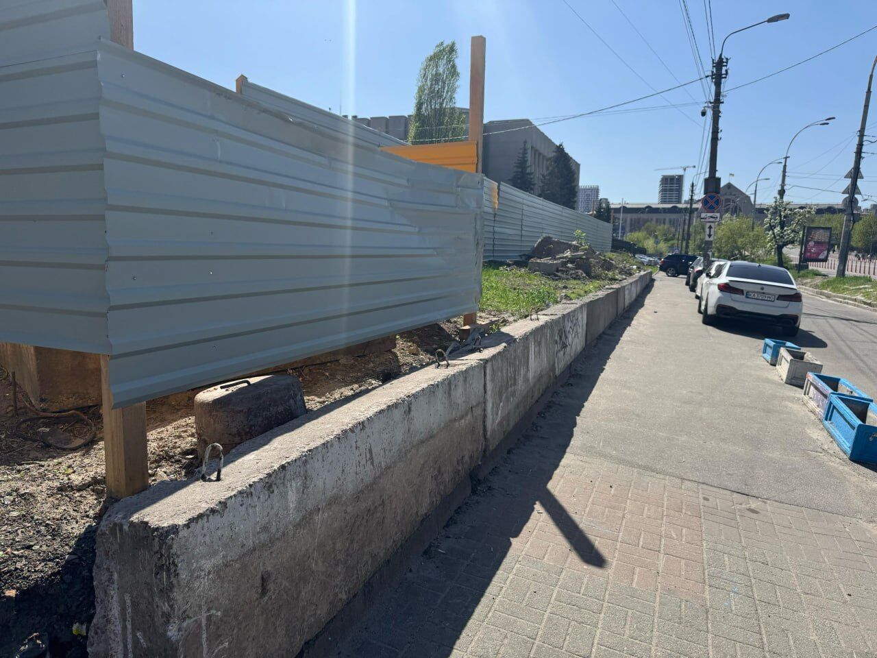  Паркінг замість храму? У Києві на землях, переданих церкві, діє ''службова'' автостоянка (фото)