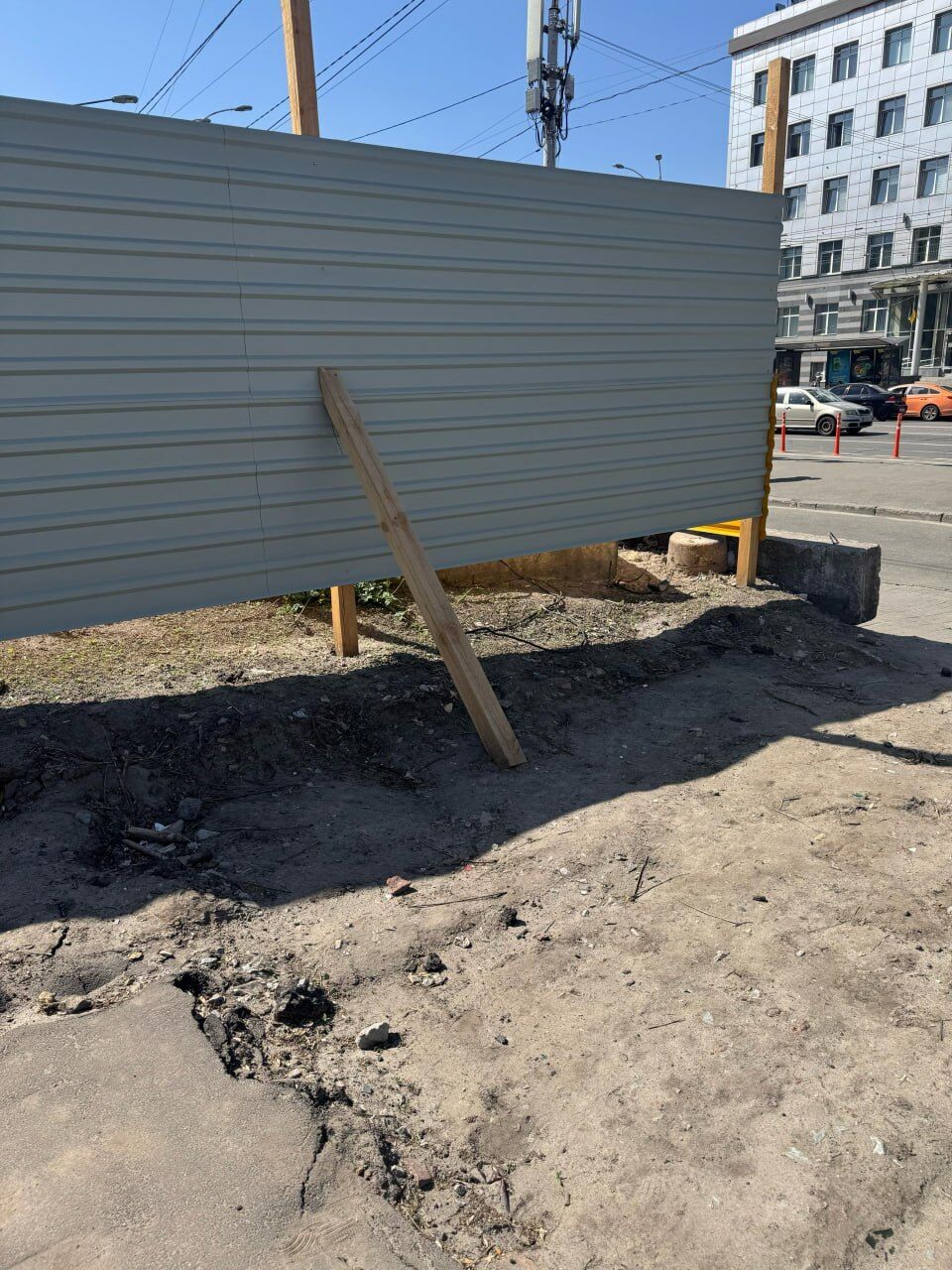  Паркінг замість храму? У Києві на землях, переданих церкві, діє ''службова'' автостоянка (фото)