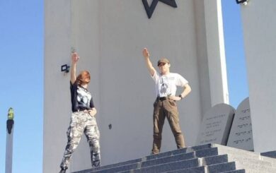 У Харкові підлітки позували з нацистським привітанням на меморіалі в Дробицькому Яру