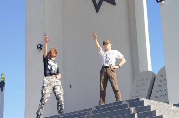 В Харькове подростки позировали с нацистским приветствием на мемориале в Дробицком Яре