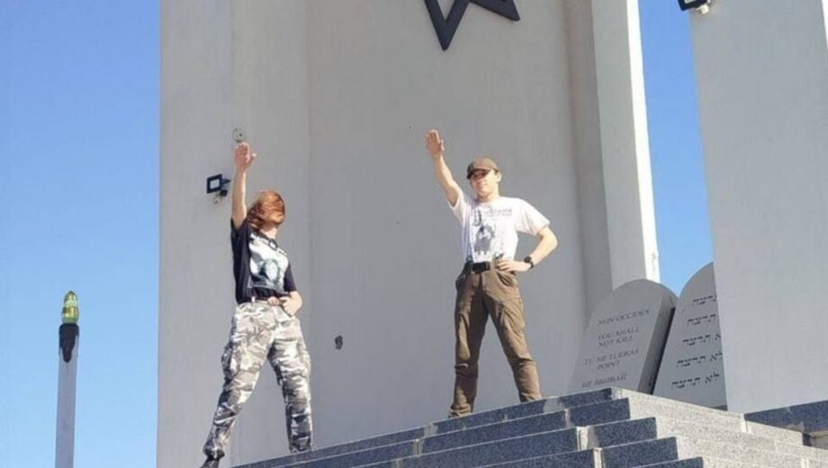 В Харькове подростки позировали с нацистским приветствием на мемориале в Дробицком Яре
