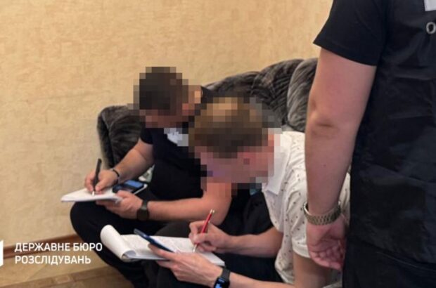 ДБР викрило правоохоронця, який за 15 тисяч доларів переправив ухилянта до Польщі