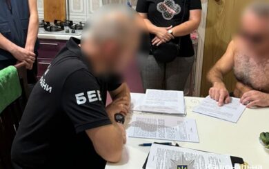 Вместо помощи — афера: восемь человек подозревают в растрате 90 млн грн на дровах для ВСУ