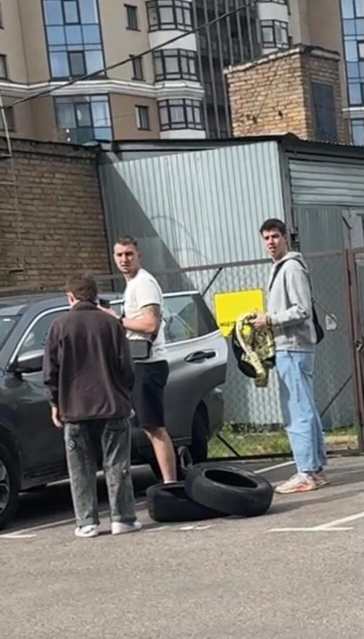 Декого вдалось застати на парковці