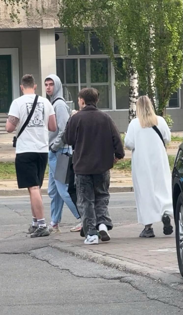 Люди з офісу побачивши журналістів почали тікати