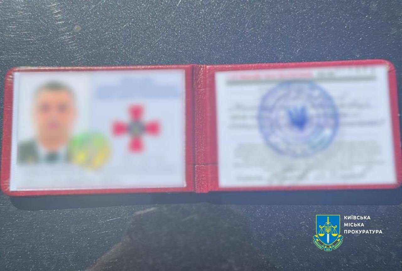 В Киеве задержали мошенника, продававшего фейковые удостоверения ГУР за 5000$