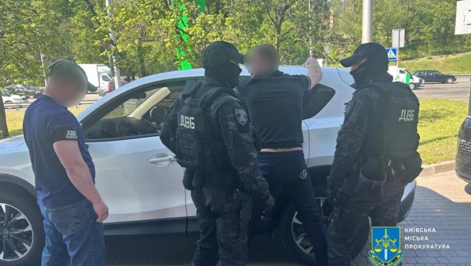 В Киеве задержали мошенника, продававшего фейковые удостоверения ГУР за 5000$