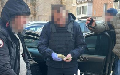 Хотів ”відмазати” за долари: у Миколаєві завершили справу щодо хабарництва у ТЦК