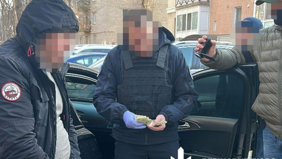 Хотел »отмазать» за доллары: в Николаеве завершили дело по взяточничеству в ТЦК