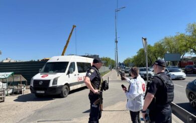 АЗС – від вікнами будинків? UPG зводить несанкціоновану заправку на Окружній: журналісти викликали поліцію