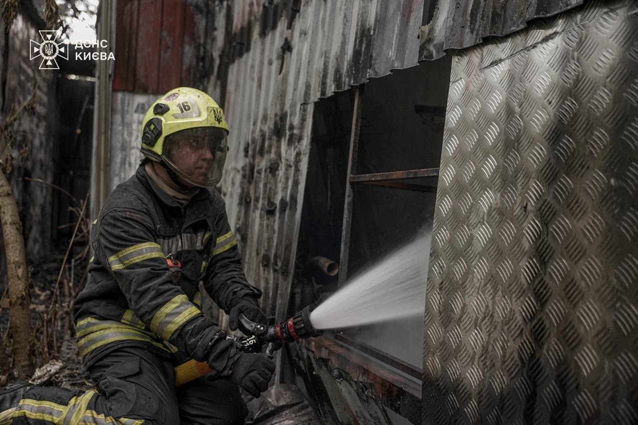 Столичний Гідропарк охопило полум’я