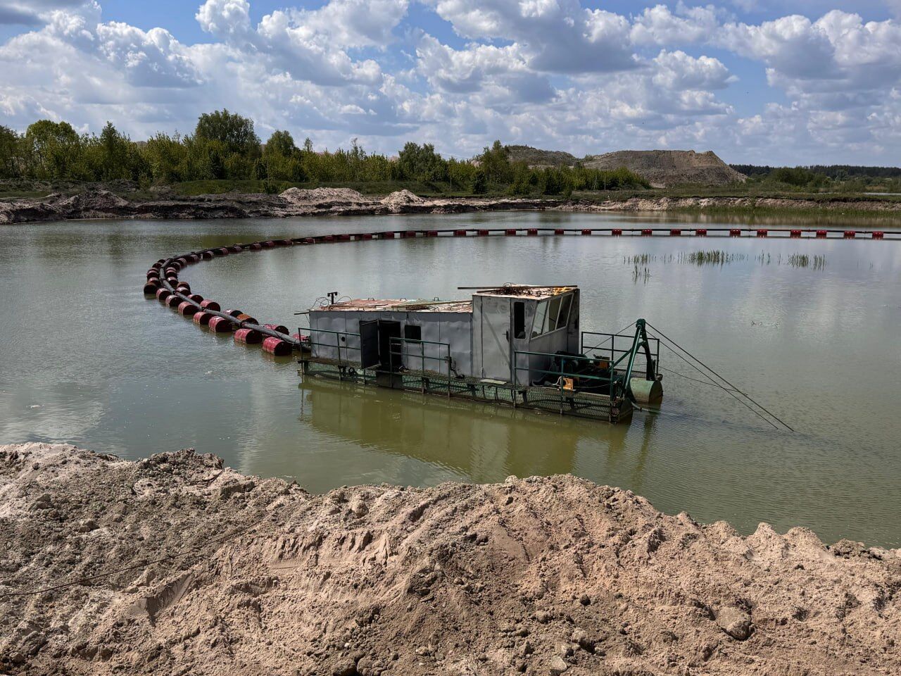 Земснаряд продовжує нелегальний видобуток піску, попри кримінальне провадження