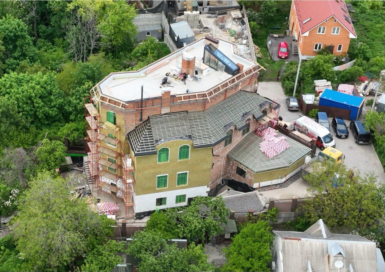 З мансардою і видом на Батьківщину-матір: журналісти показали виведений з-під арешту будинок підрядника МОУ Мітрохіна
