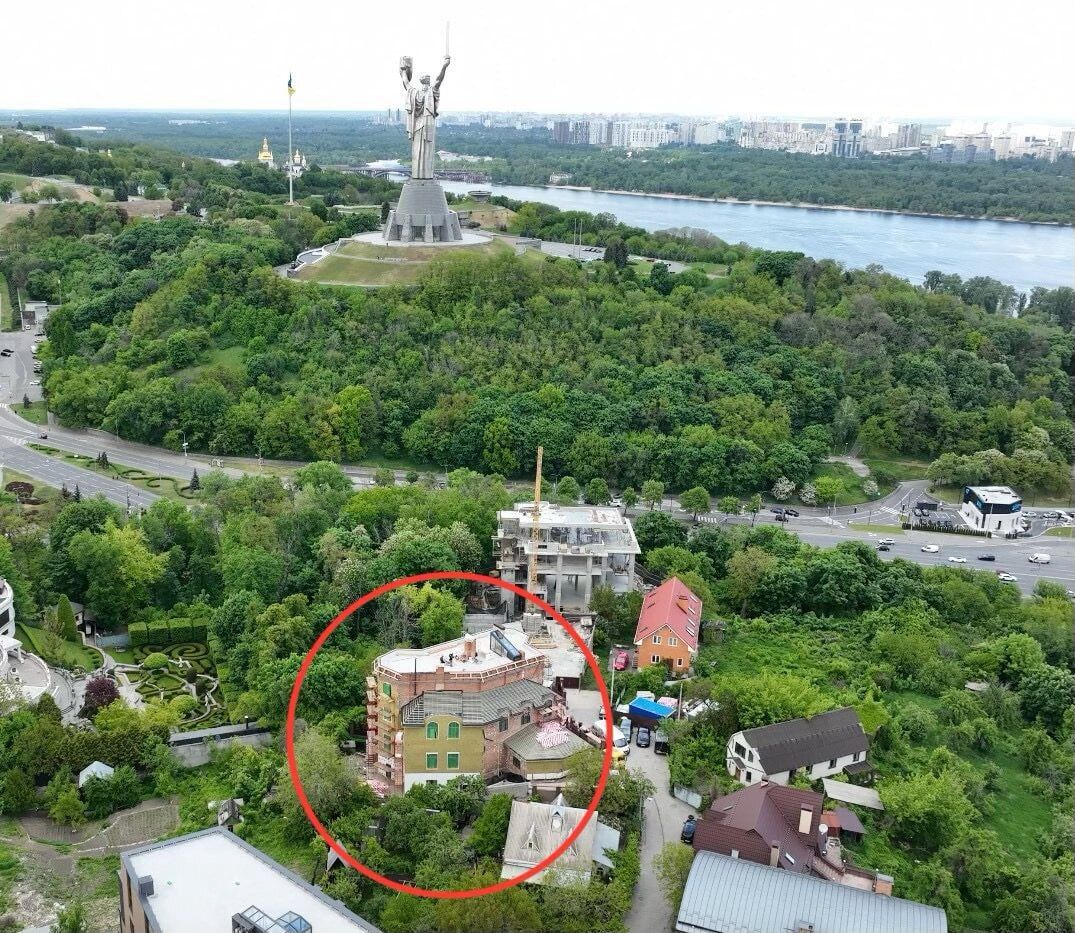 З мансардою і видом на Батьківщину-матір: журналісти показали виведений з-під арешту будинок підрядника МОУ Мітрохіна