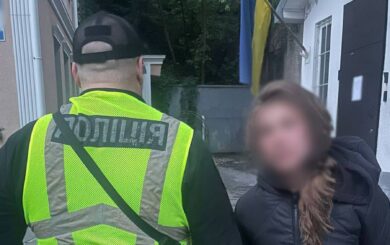 Поліція затримала жінку, яка розкидала квіти та пошкодила пам’ятні фотокартки на Майдані