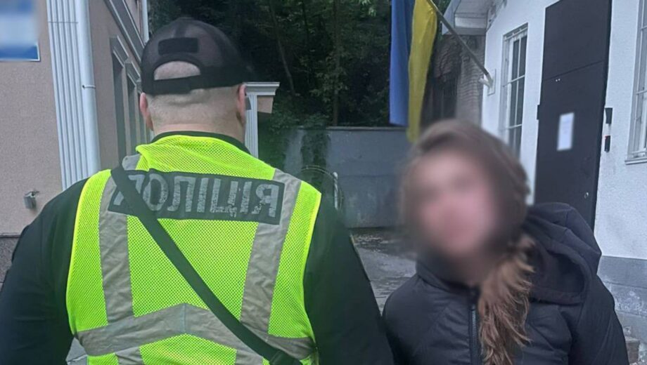 Поліція затримала жінку, яка розкидала квіти та пошкодила пам’ятні фотокартки на Майдані