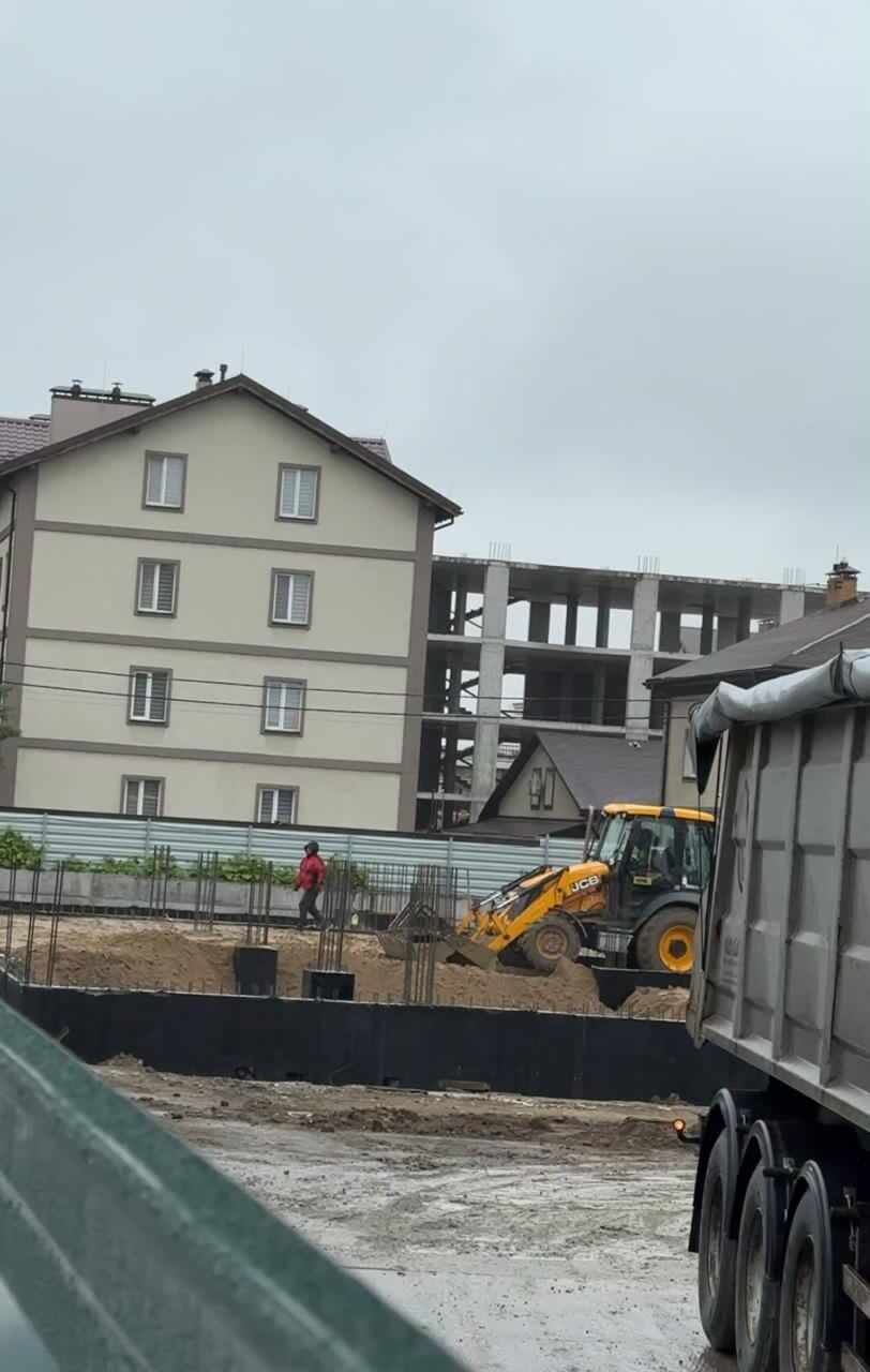 Попри кримінальне провадження: UPG продовжує будувати АЗС під вікнами будинків на Окружній у Києві