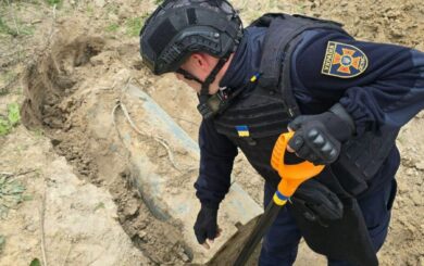 У полі на Київщині сапери вилучили і підірвали частину ракети Х-101