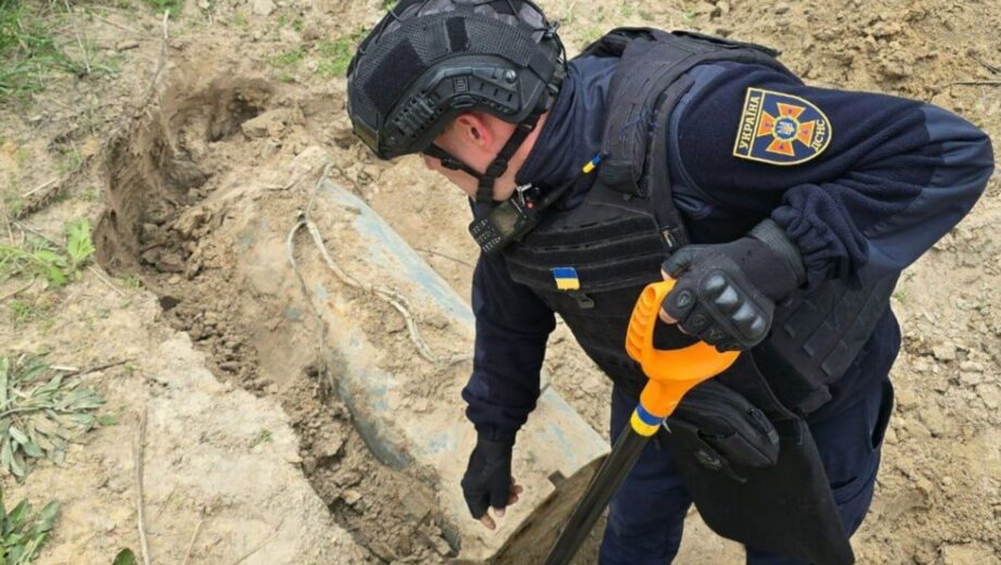 У полі на Київщині сапери вилучили і підірвали частину ракети Х-101