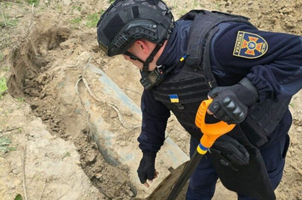 В поле на Киевщине саперы изъяли и взорвали часть ракеты Х-101
