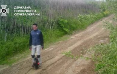 На моноколесе в ЕС: мужчина пытался прорваться в Словакию через поле