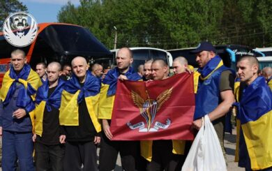 Великий обмін ”1000 на 1000” стартував: перша група звільнених українців повернулась з полону