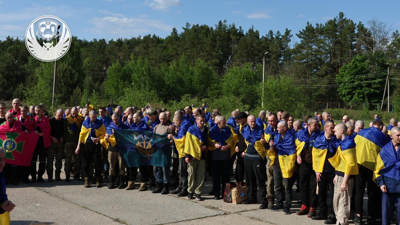 Перша група звільнених українців повернулась з полону