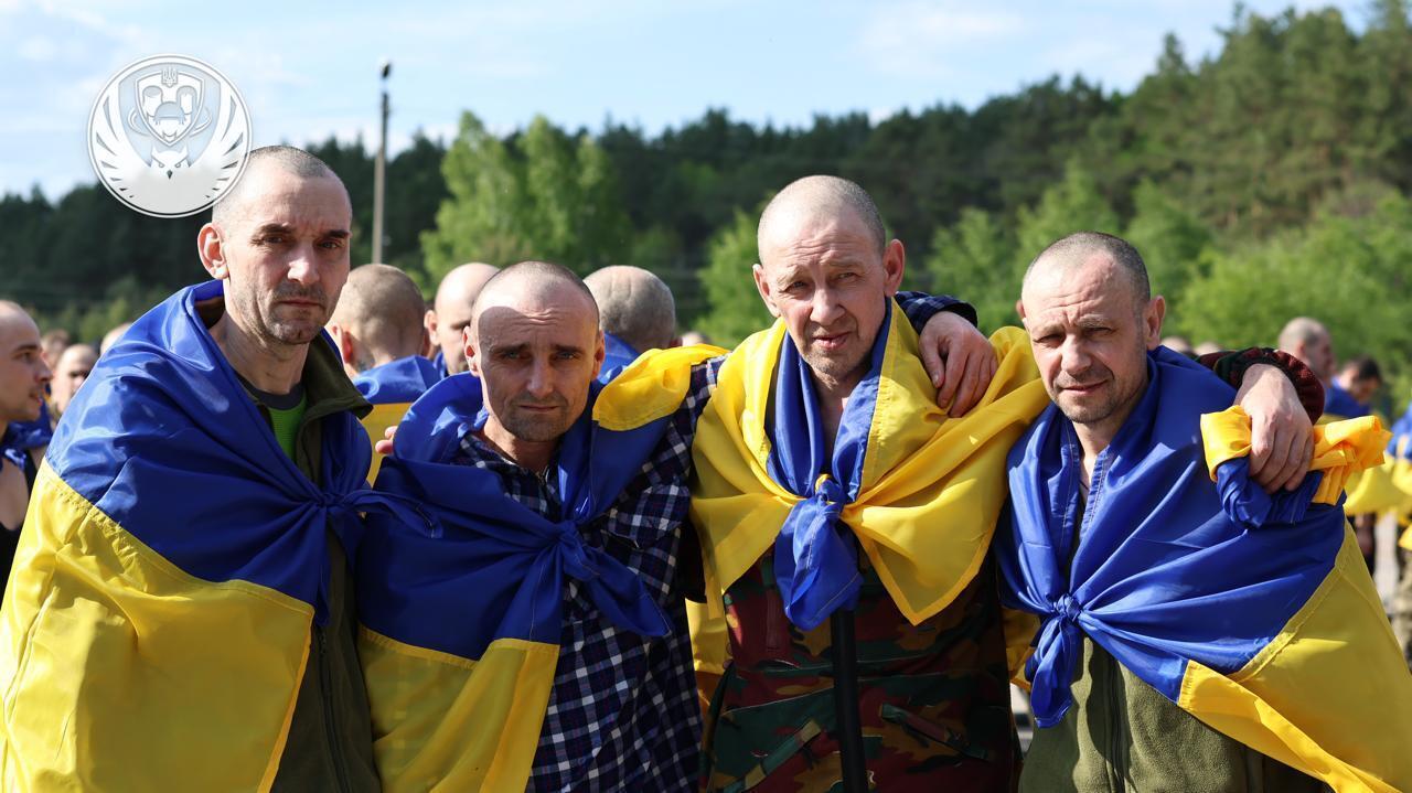 Перша група звільнених українців повернулась з полону