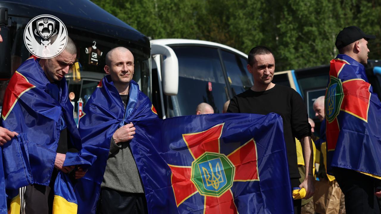 Перша група звільнених українців повернулась з полону