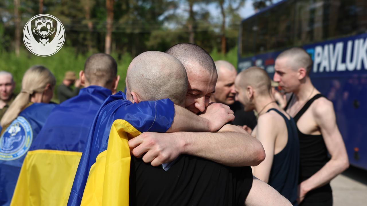 Перша група звільнених українців повернулась з полону