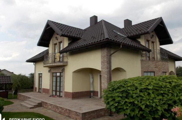 Колишній очільник податкової Тернопільщини приховав у деклараціях розкішні маєтки та землю на понад 23 млн грн