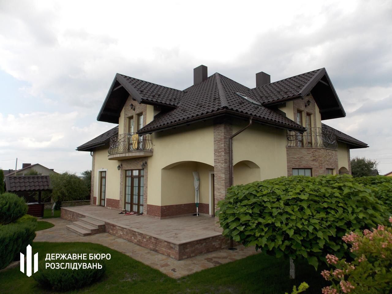 Бывший глава налоговой Тернопольщины скрыл в декларациях роскошные имения и землю более чем на 23 млн грн