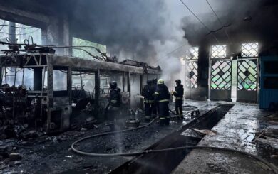 ”Росія руйнує життя”: Зеленський відреагував на удар по тролейбусному депо в Харкові
