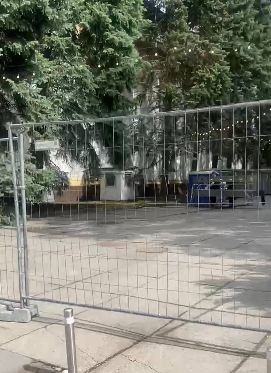 Укриття за парканом: на ВДНГ через фестиваль перекрили шлях до сховища, люди не знають, куди бігти