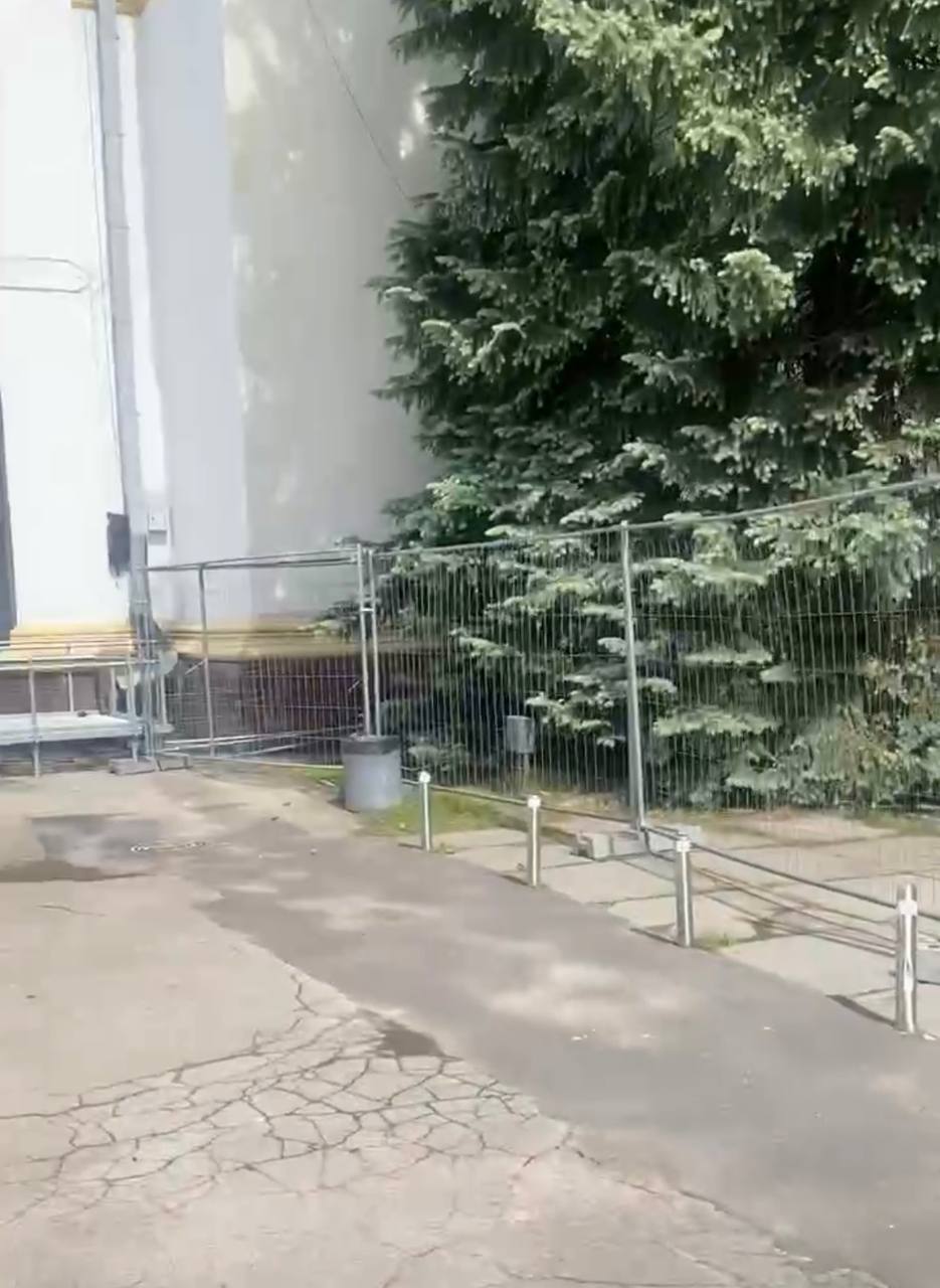 Укриття за парканом: на ВДНГ через фестиваль перекрили шлях до сховища, люди не знають, куди бігти