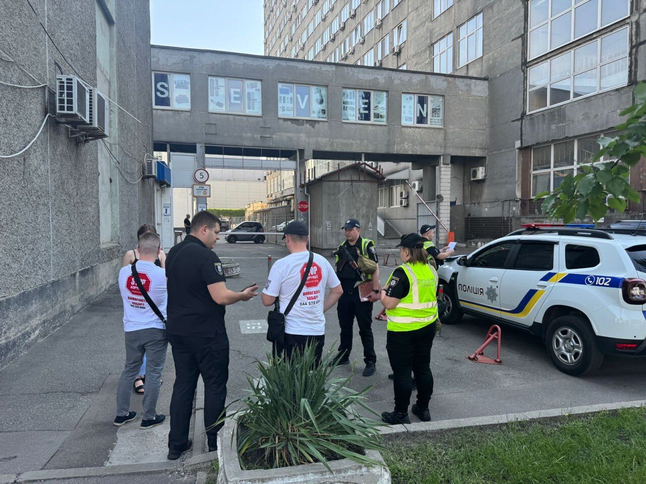 Піймали на гарячому: на Лівобережній поліція і журналісти ''накрили'' шахрайський кол-центр (фото)