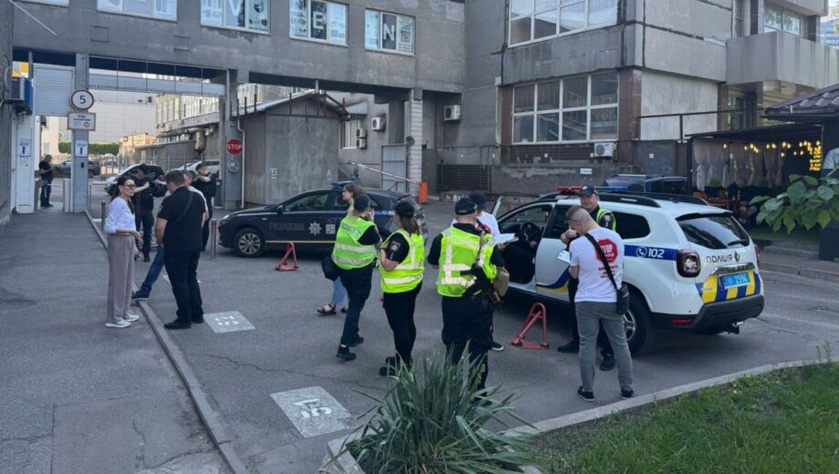 Журналісти і поліція застали шахраїв просто на робочому місці у києвському офісі
