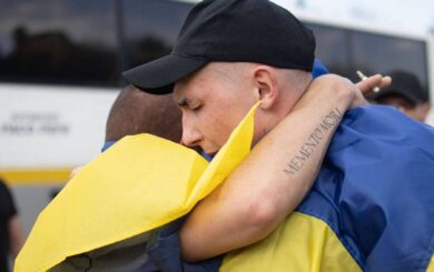 »Я вернулся, я на родной земле»: первые военные возвращаются из плена
