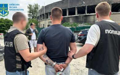 Вимагання 2000 доларів за зняття з розшуку: у Києві затримали чоловіка