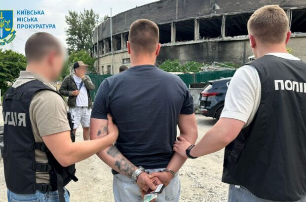 Требование 2000 долларов за снятие с розыска: в Киеве задержали мужчину