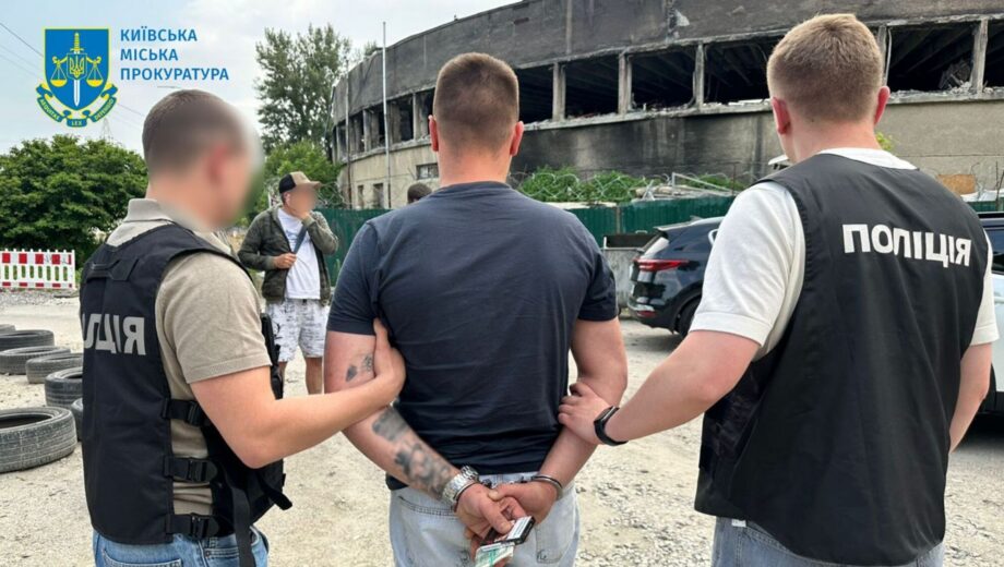 Вимагання 2000 доларів за зняття з розшуку: у Києві затримали чоловіка