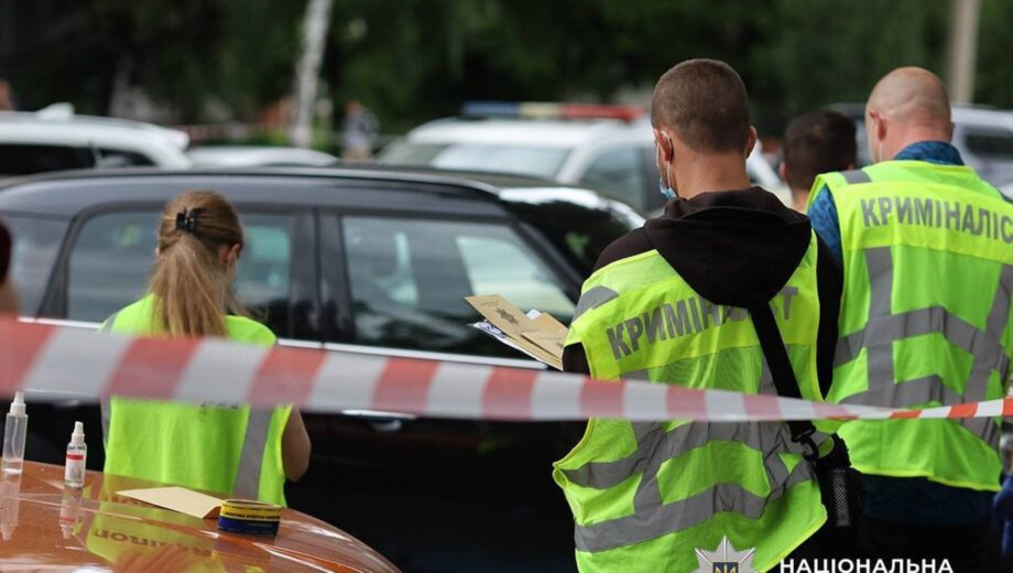 Стрельба в Киеве: во дворе дома мужчина обстрелял машину