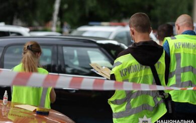 Стрілянина у Києві: у дворі будинку чоловік обстріляв машину