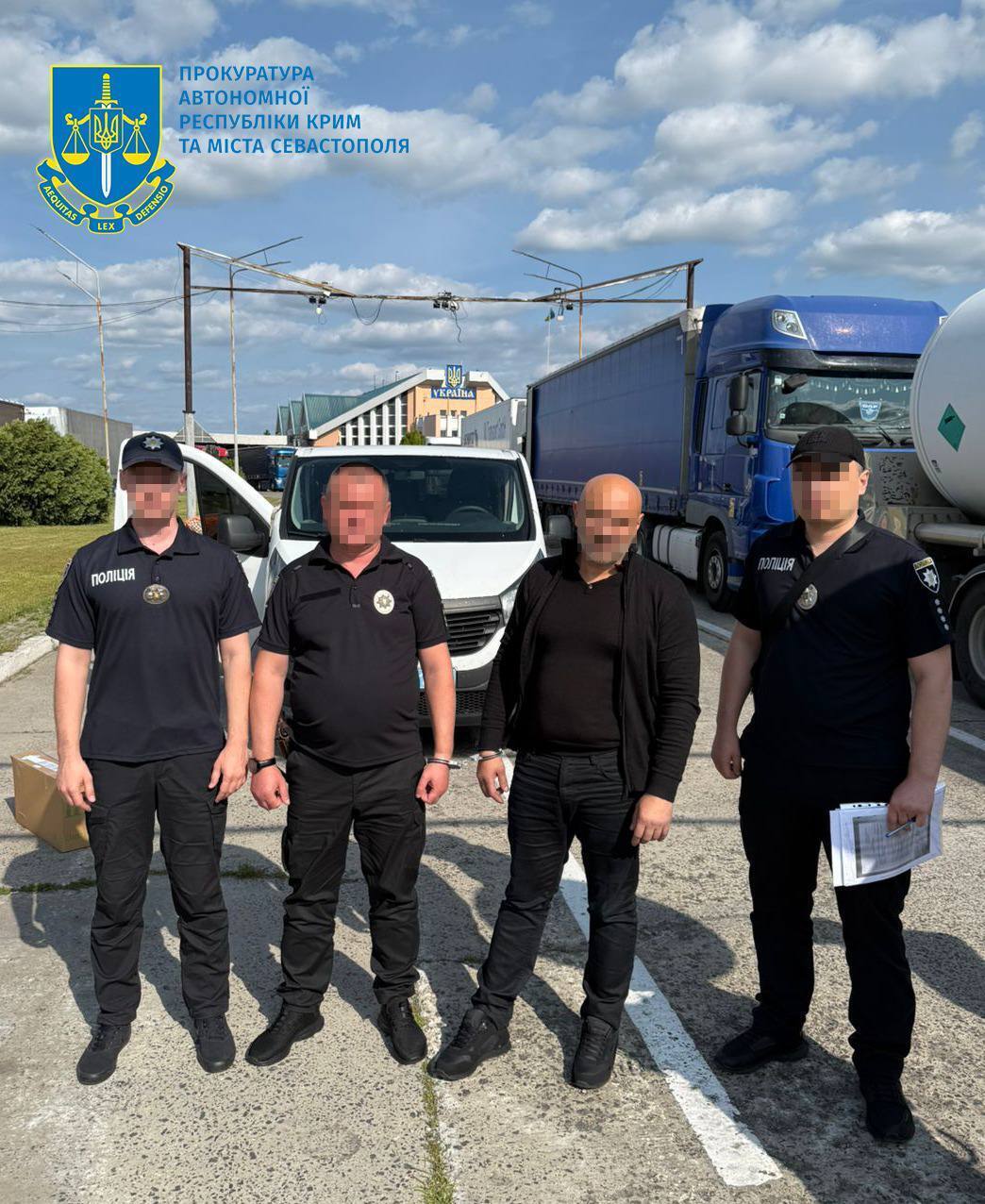З Німеччини в Україну екстрадували учасників схеми збуту фальшивих доларів 