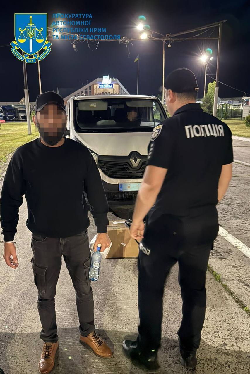 З Німеччини в Україну екстрадували учасників схеми збуту фальшивих доларів 