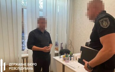 Сотрудника ТЦК из Днепра подозревают в незаконном снятии 17 мужчин с учета