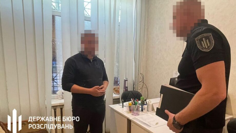 Сотрудника ТЦК из Днепра подозревают в незаконном снятии 17 мужчин с учета