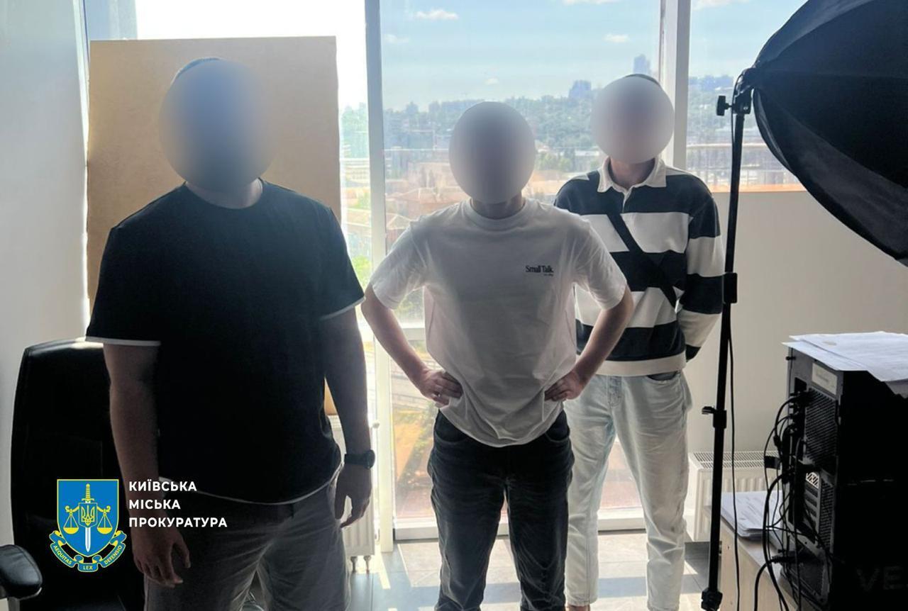 У Києві викрили шахрайські колл-центри з портретами путіна та символікою рф
