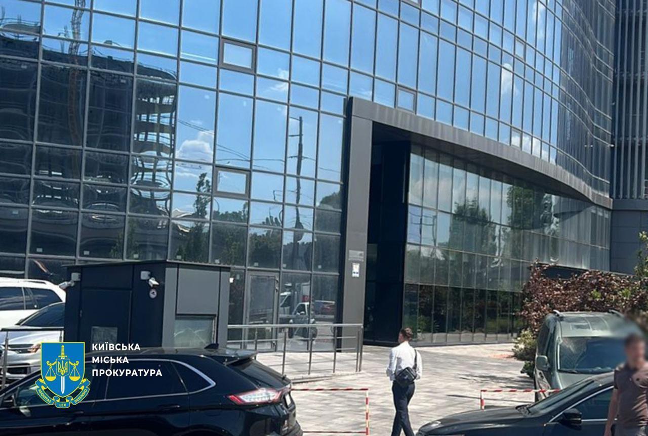 У Києві викрили шахрайські колл-центри з портретами путіна та символікою рф