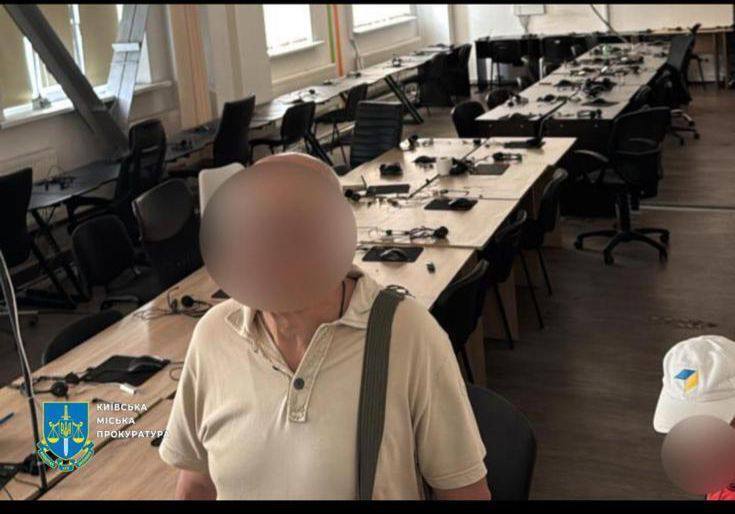 У Києві викрили шахрайські колл-центри з портретами путіна та символікою рф